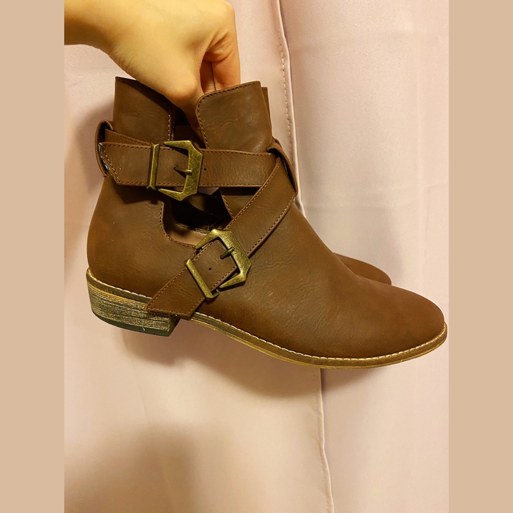 7.5 Mossimo women’s brown ankle boots with buckles